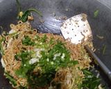 Foto langkah ke 4 dari resep Mie Goreng Cepat Saji.