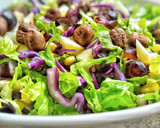 Foto del paso 5 de la receta: Ensalada con frutas y salsa griega