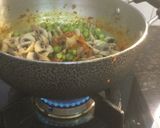 A picture of step 4 of Dry Mushroom Mater Masala.