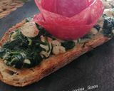 Foto del paso 9 de la receta Tosta tibia de espinacas con queso de cabra y salami