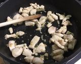 Une image de l'étape 4 de Tagliatelles au poulet tomates et sauce roquefort.