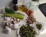 Foto del paso 1 de la receta Revuelto de espárragos, ajetes y setas. Carmen de Jaén