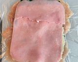 Foto del paso 2 de la receta: Enrollado de pollo con jamón y queso