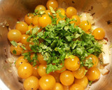 Foto del paso 5 de la receta: Salsa de tomates cherrys amarillos con un punto de picante