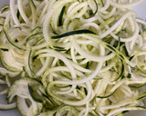 Foto del paso 1 de la receta: Pasta con espaguetis de calabacín y salsa boloñesa