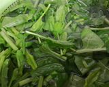 Hình bước làm 1 của món Canh cải bó xôi nấu thịt và chả cá