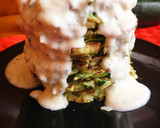 Foto del paso 4 de la receta: Tortitas de calabacín con salsa de yogur