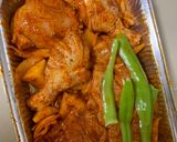 صورة لخطوة 7 من وصفة صينية فخاد وصدورة مع بصل وبطاطا وبندورة