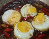 Foto langkah ke 3 dari resep Telur Ceplok Saus Kecap Pedas.