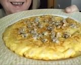 Foto del paso 5 de la receta Tortilla de bacalao con decoración de berberechos
