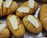 Foto del paso 2 de la receta: Papas Hasselback con salsa de queso crema y tomillo