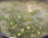A picture of step 2 of Asparagus and Broad Bean soup.