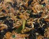 Foto langkah ke 3 dari resep Lumpia Ayam Jamur Pedas.