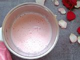 रिफ्रेशिंग रोझ लस्सी (Rose Lassi Recipe In Marathi)