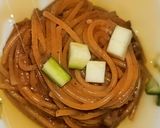 Foto del paso 6 de la receta Espaguetis de ajo y guindilla con salsa de champiñones y crujiente de calabacín