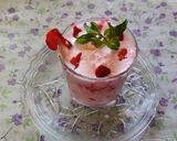A picture of step 5 of Fresh Strawberry milk shake.