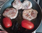 Foto del paso 2 de la receta: Codillo con papas en salsa de chile seco