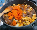 Une image de l'étape 18 de Bœuf mijoté à la bière, moutarde, navets et carottes.