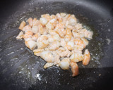 Foto del paso 2 de la receta: Pasta con langostinos y salmón ahumado