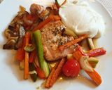 Foto del paso 5 de la receta: Salmón al horno con verduras en salsa de soja y miel