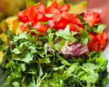 Hình bước làm 1 của món Thuyền Taco Gà & Rau Quả
