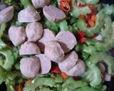 Foto langkah ke 4 dari resep Tumis Pare Bawang & Bakso.