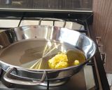 Hình bước làm 2 của món Trứng địa ngục (egg in hell)