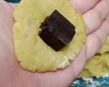 Foto langkah ke 4 dari resep Bola Bola Ubi Isi Coklat.