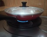 Foto langkah ke 4 dari resep Pizza Roti Tawar-teflon super simple.