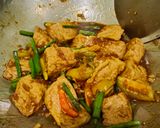 Foto langkah ke 6 dari resep Tahu Tumis Bunga Bawang.