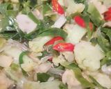Foto langkah ke 3 dari resep Tumis Kembang Kol Daun Kencur.