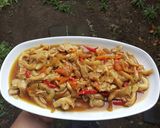 Foto langkah ke 5 dari resep Tumis Jamur Tiram Pedas.