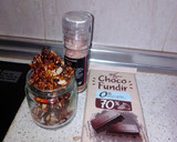 Foto del paso 1 de la receta: Chocolate negro con pipas a la miel y sal