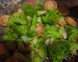 Foto langkah ke 2 dari resep Tumis brokoli.