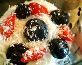 A picture of step 13 of Yogurt parfait with berries n oats😍.