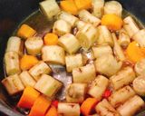 Hình bước làm 3 của món Củ ngưu bàng kho tương miso