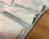 Foto del paso 3 de la receta Rollitos de masa filo con espinacas, queso feta y dátiles