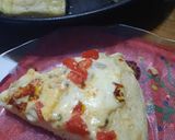 Foto del paso 8 de la receta: Pizza mitad mantecoso, jamón y morrón, mitad con 3 quesos