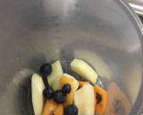 Foto del paso 2 de la receta: Papilla de nísperos, arándanos y yogur 🍐