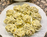 Foto del paso 5 de la receta: Huevos rellenos con gula, aguacate y langostinos