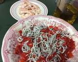 Foto del paso 2 de la receta: Ensalada de gulas, langostinos, mejillones y piquillos