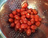 Une image de l'étape 4 de Salade de concombre, courgette râpée, oignon rouge, tomates cerises et burrata au persil.