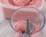 Foto langkah ke 2 dari resep Strawberry Ice Cream Ala Rumahan.