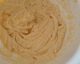 Gluténmentes túrós-mazsolás kuglóf recept fázis 2 fotója