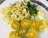 Hình bước làm 1 của món Chân gà ngâm sả tắc