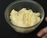 A picture of step 5 of Potato flowers (tea time snack).