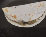 Foto del paso 6 de la receta: Tortilla🍆🧀 rellena🌯 de berenjena tatemada, cebolla🌰, queso🍐 y pera🥙🫓🧀