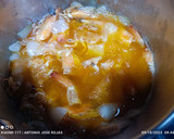 Foto del paso 1 de la receta: Huevos fritos con vieiras, langostinos y sepia