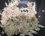 Foto langkah ke 2 dari resep Mie Goreng Ayam Suwir.