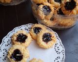 Foto langkah ke 7 dari resep Thumbprint Cookies.
